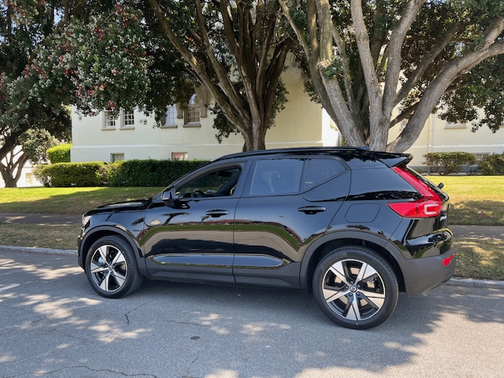 Black 2022 Volvo XC40 Recharge Pure Electric P8 Twin Plus