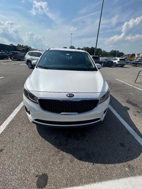 White 2015 Kia Sedona SX