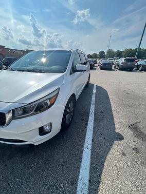 White 2015 Kia Sedona SX