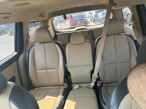 White 2015 Kia Sedona SX