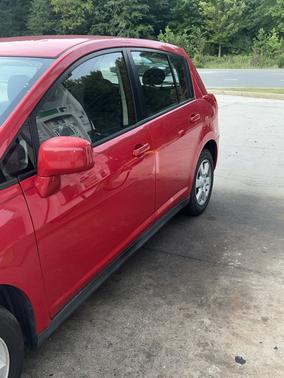 Red 2009 Nissan Versa 1.8 SL