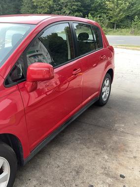 Red 2009 Nissan Versa 1.8 SL