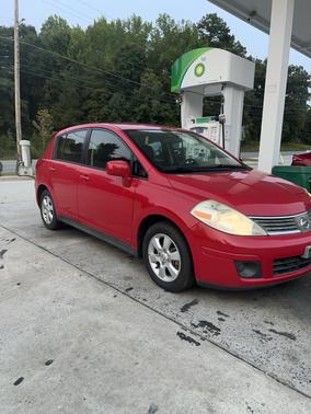 Red 2009 Nissan Versa 1.8 SL