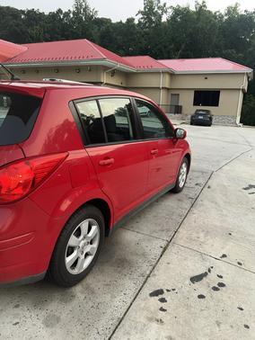 Red 2009 Nissan Versa 1.8 SL