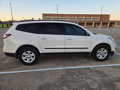 White 2014 Chevrolet Traverse LS