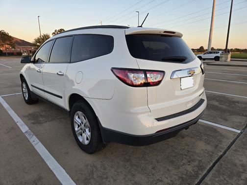 White 2014 Chevrolet Traverse LS