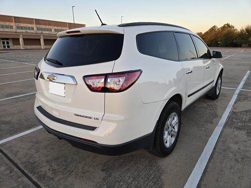 White 2014 Chevrolet Traverse LS