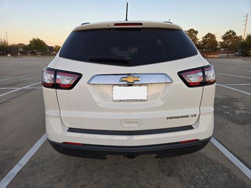 White 2014 Chevrolet Traverse LS