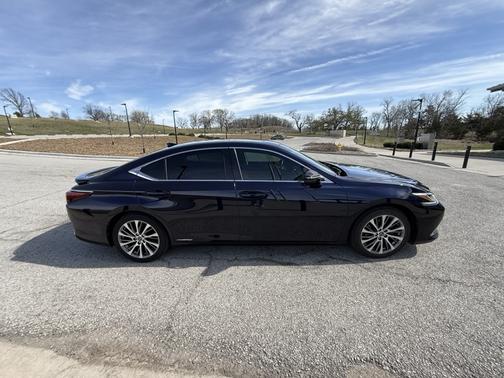 2020 Lexus ES 300h Base