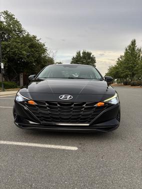 Black 2021 Hyundai ELANTRA SE