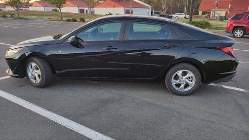 Black 2021 Hyundai ELANTRA SE
