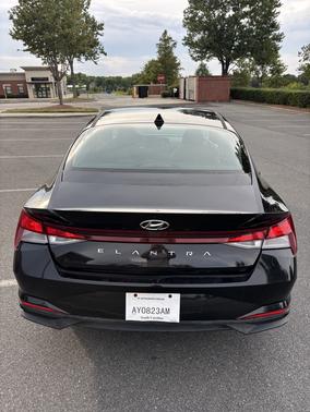 Black 2021 Hyundai ELANTRA SE