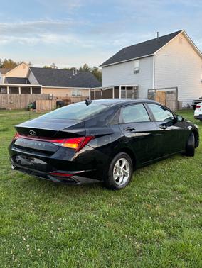 Black 2021 Hyundai ELANTRA SE