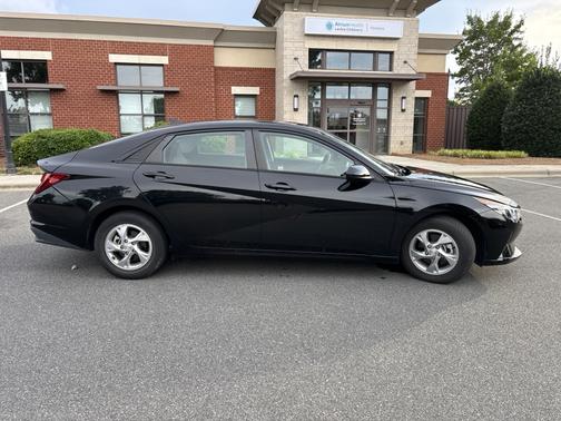 Black 2021 Hyundai ELANTRA SE