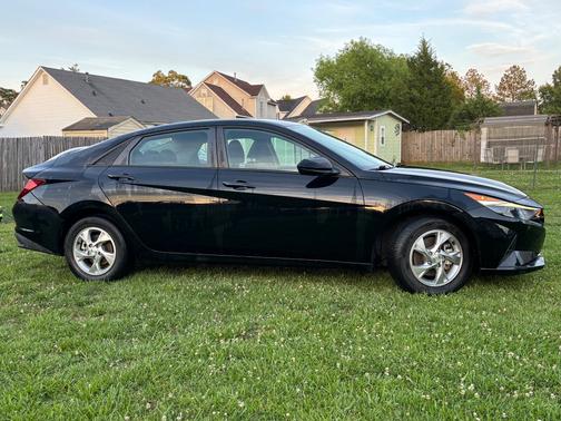 Black 2021 Hyundai ELANTRA SE