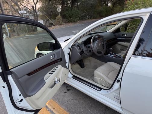 White 2012 INFINITI G37 Journey