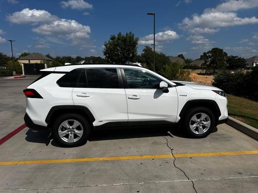 2020 Toyota RAV4 Hybrid XLE