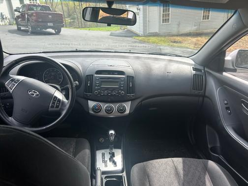 Silver 2010 Hyundai ELANTRA SE