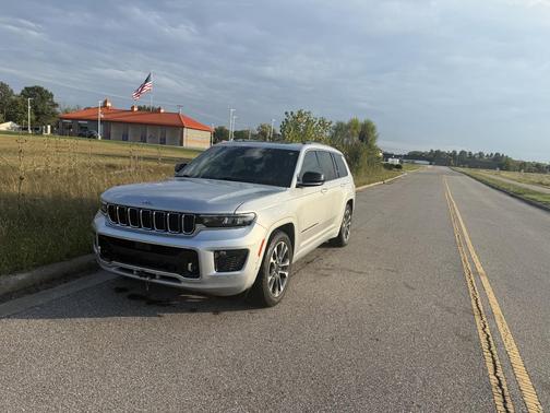 Silver 2022 Jeep Grand Cherokee L Overland