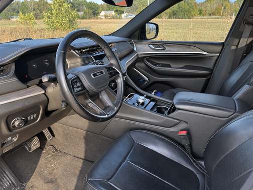 Silver 2022 Jeep Grand Cherokee L Overland
