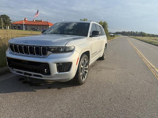 Silver 2022 Jeep Grand Cherokee L Overland