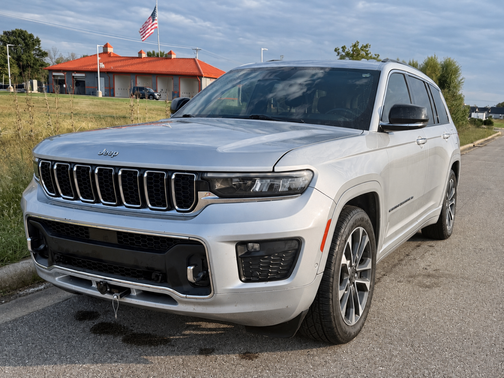 Silver 2022 Jeep Grand Cherokee L Overland