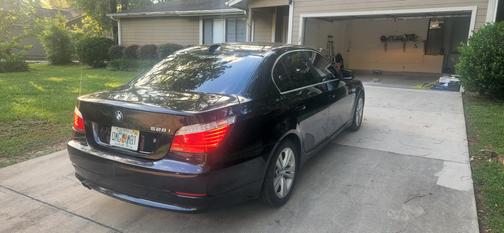 Photo 3 of 10 of 2010 BMW 528 i xDrive