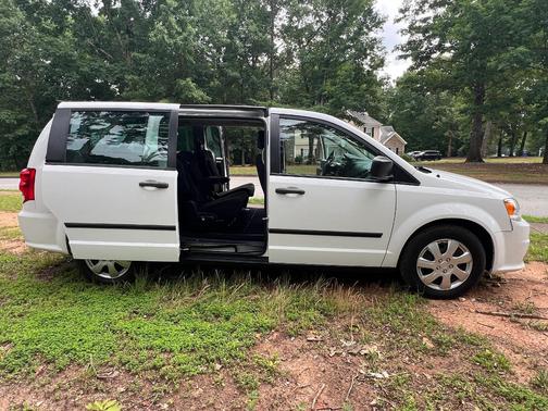 White 2016 Dodge Grand Caravan AVP/SE