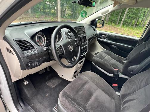 White 2016 Dodge Grand Caravan AVP/SE