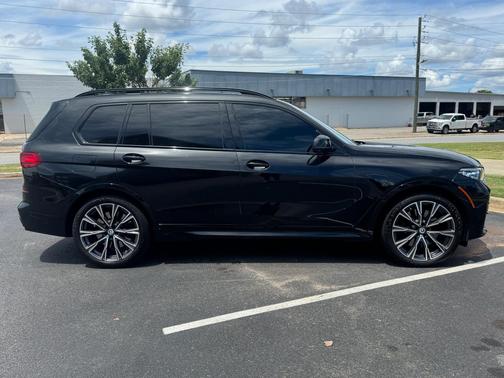 Black 2022 BMW X7 M50i