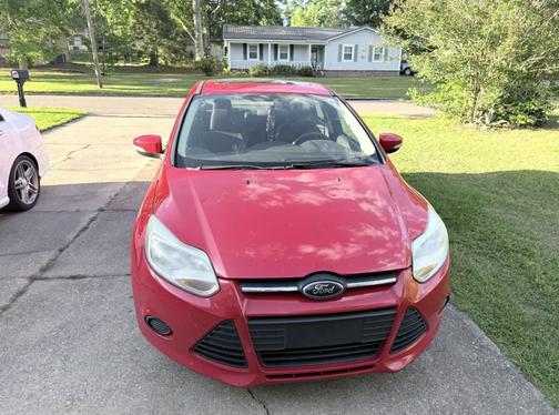 Red 2014 Ford Focus SE