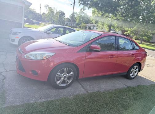 Red 2014 Ford Focus SE