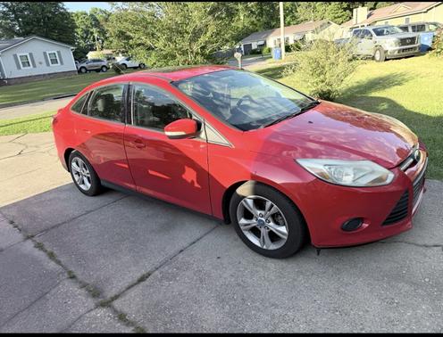 Red 2014 Ford Focus SE