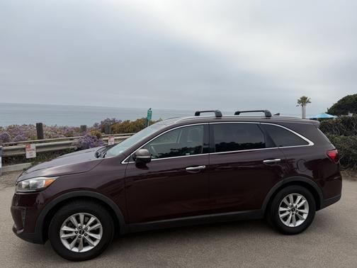 Red 2019 Kia Sorento LX