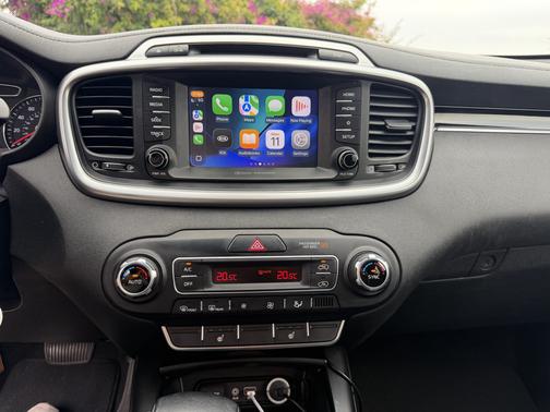 Red 2019 Kia Sorento LX
