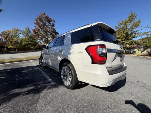 White 2018 Ford Expedition Platinum