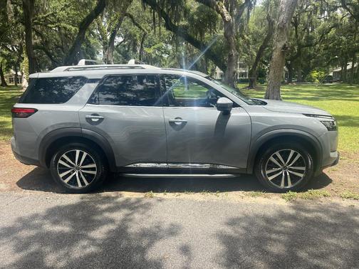 Gray 2023 Nissan Pathfinder Platinum