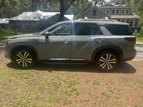 Gray 2023 Nissan Pathfinder Platinum