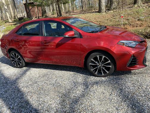 Red 2018 Toyota Corolla SE