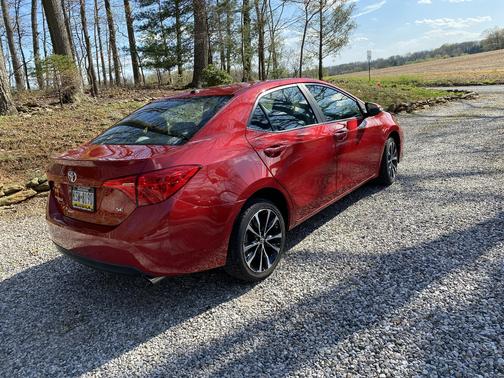 Red 2018 Toyota Corolla SE