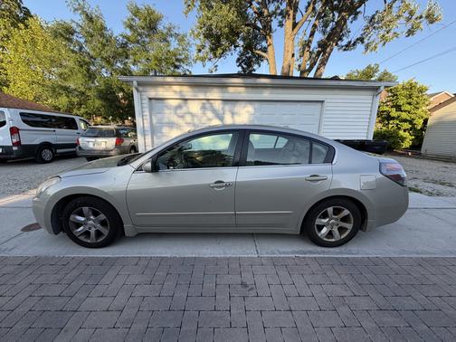 Gold 2009 Nissan Altima 2.5 SL