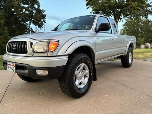 Silver 2002 Toyota Tacoma Xtracab