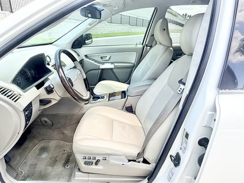 Beige 2006 Volvo XC90 V8