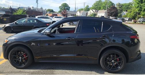 Photo 2 of 7 of 2019 Alfa Romeo Stelvio Base