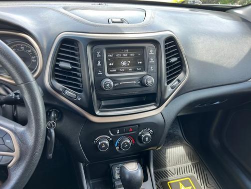 Silver 2018 Jeep Cherokee Latitude