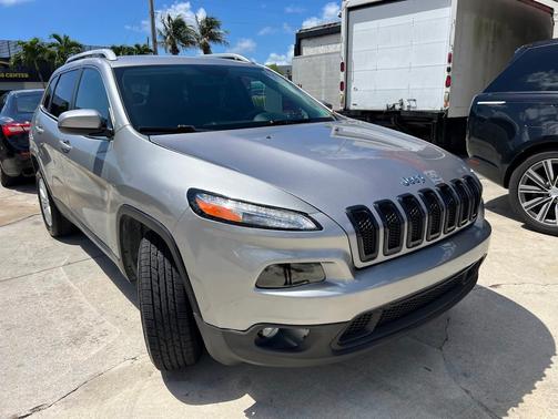 Silver 2018 Jeep Cherokee Latitude