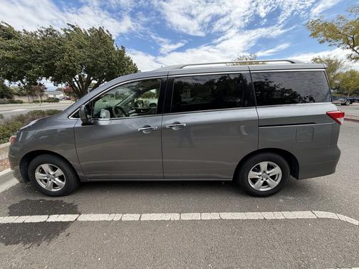 Gray 2017 Nissan Quest SV