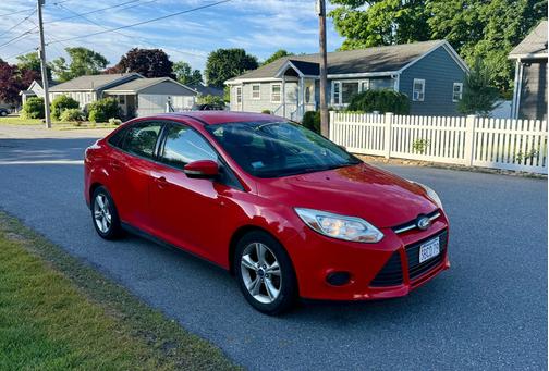 Red 2014 Ford Focus SE