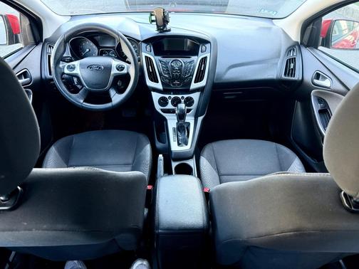 Red 2014 Ford Focus SE
