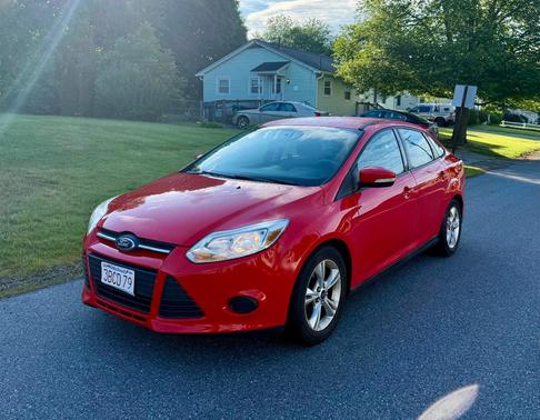 Red 2014 Ford Focus SE